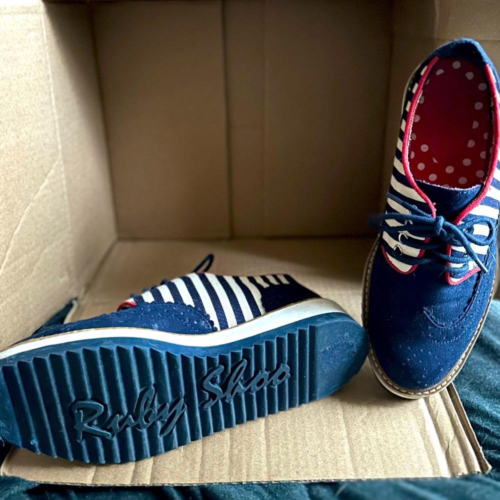 RUBY SHOO striped wing tip lace up shoes in size 8.